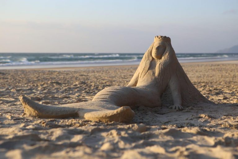 Starbucks: Florianópolis amanheceram com sereias de areia nas praias de Campeche, Joaquina e Beira Mar