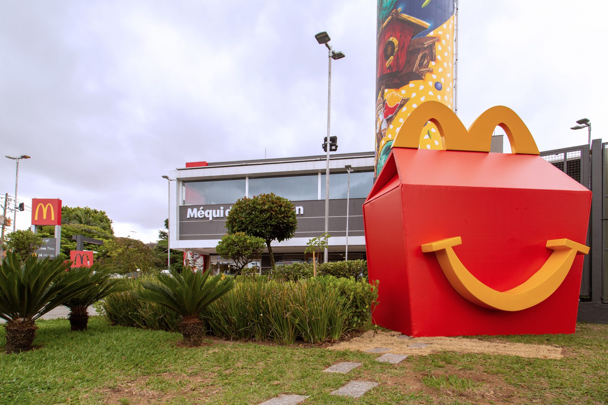 McDonald’s da Praça Panamericana ganha nova fachada com estrutura ...