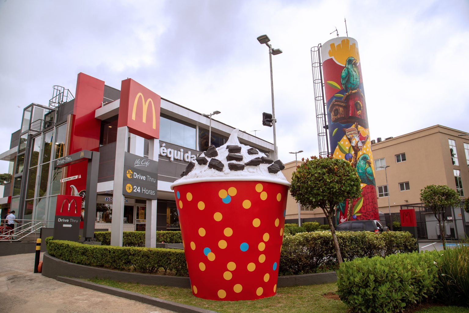 McDonald’s da Praça Panamericana ganha nova fachada com estrutura ...