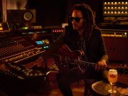 Estrelada por Lenny Kravitz, nova campanha de Stella Artois chega ao Brasil