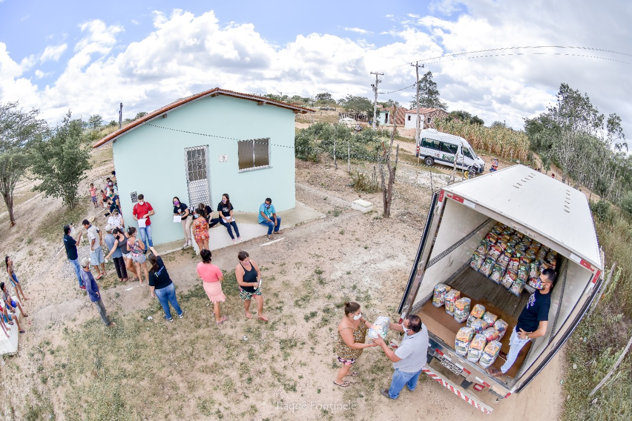 Pitú doa cestas básicas para artistas do Alto do Moura de Caruaru