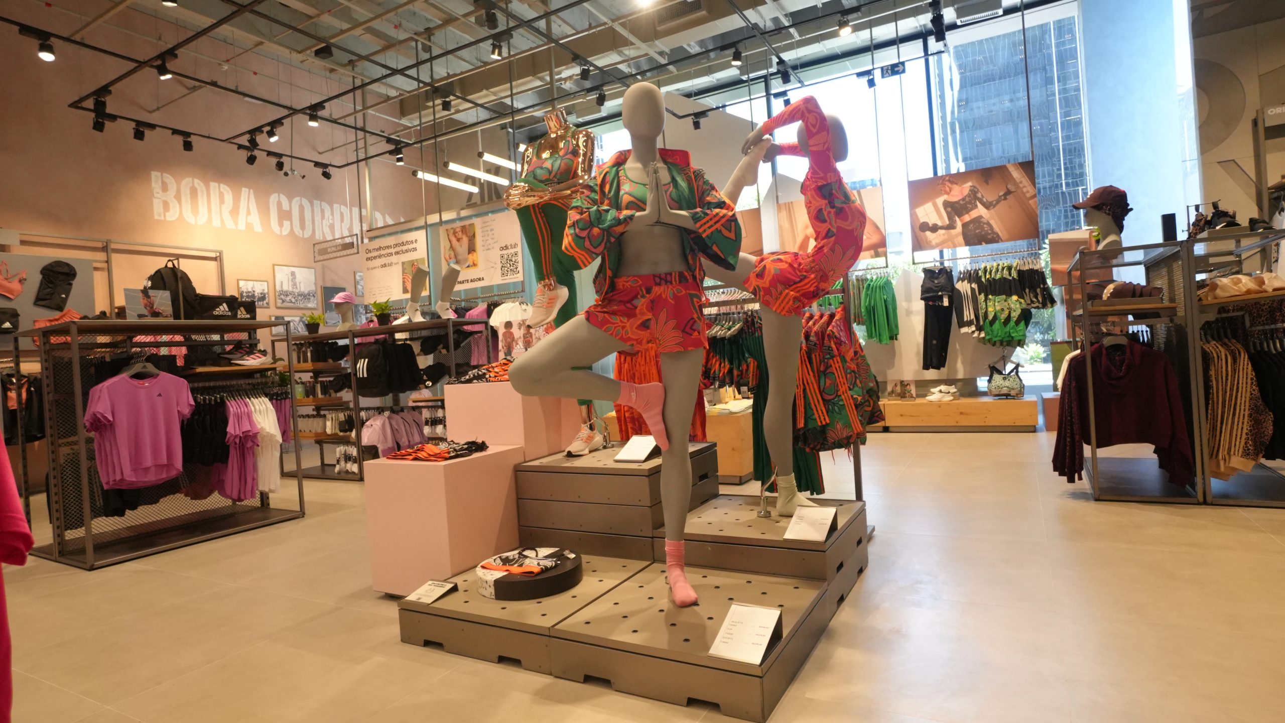 Adidas Ipanema: loja moderna com qualidade e exclusividade