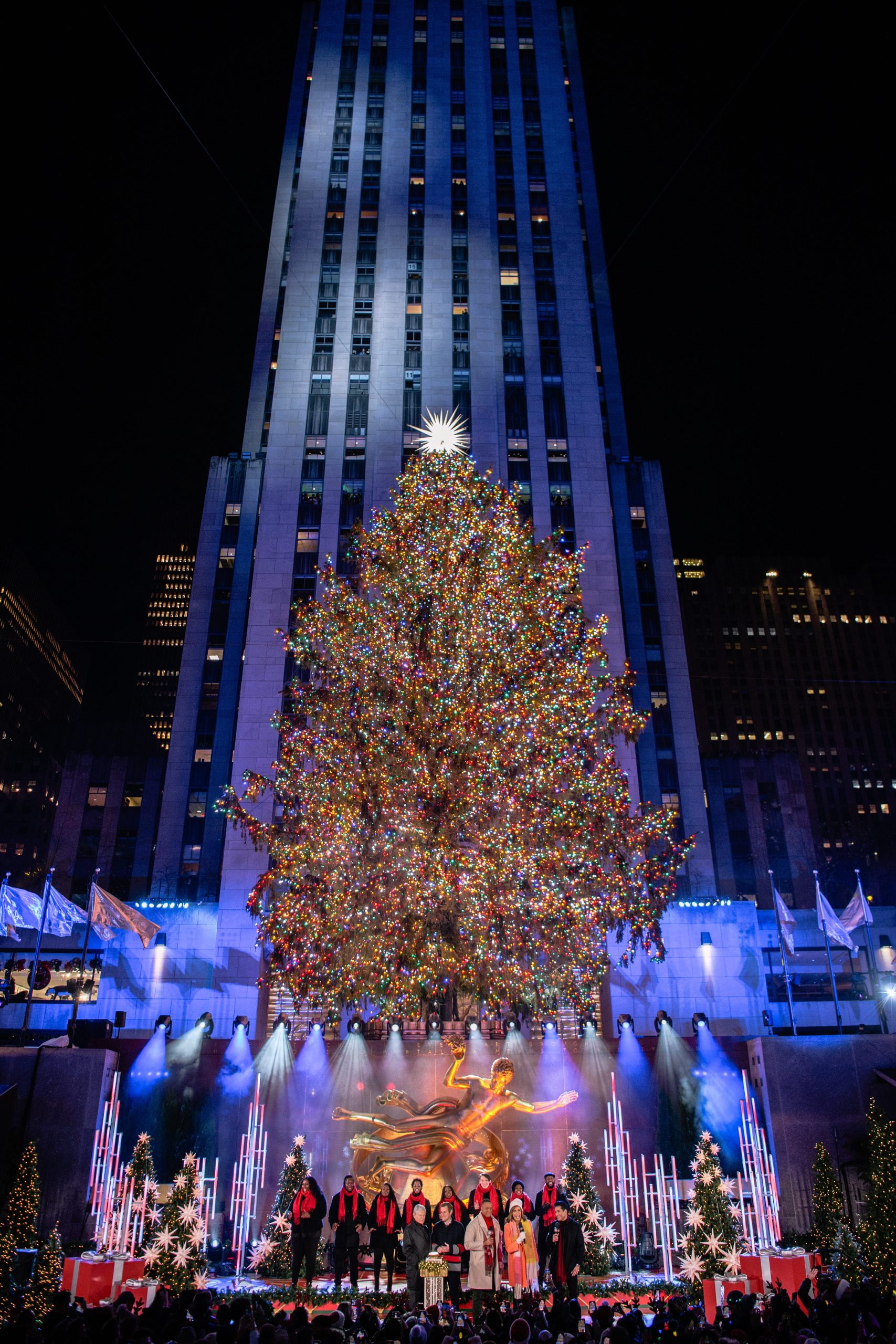 A estrela Swarovski ilumina o topo da árvore de Natal no Rockefeller Center  em Nova York – : : CidadeMarketing : :