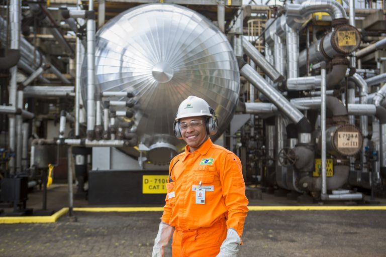 Com 373 vagas e remuneração inicial de R$ 5.563,90, Petrobras lança concurso de nível técnico; Confira o edital