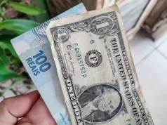 Dólar fecha a R$ 5,35 e atinge menor valor em 15 meses