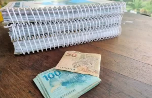 Escolas elevam o custo educacional ao exigir materiais pedagógicos exclusivos e atualizados