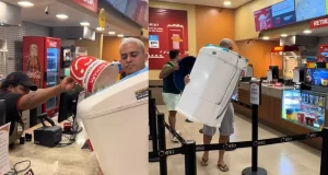 Consumidor levou uma máquina de lavar para participar da promoção Dia da Pipoca no Cinemark.