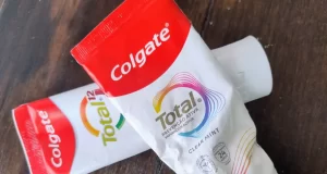 Inchaço nas amígdalas, lábios e mucosa oral, sensação de ardência, dormência nos lábios e na boca, boca seca, gengiva irritada e vermelhidão estão entre os principais relatos dos consumidores sobre o uso dos produtos.
