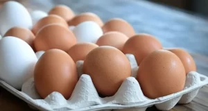 Com altas em ovo de galinha (19,44%), tomate (12,57%) e café moído (8,53%), alimentação no domicílio acelera para 1,25% em março.