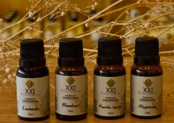 Entre os itens disponíveis no XXI Aromas: Difusores de ambiente, Home sprays, Água de lençóis, Óleos essenciais, Essências concentradas, Sabonetes líquidos, Hidratantes corporais, Velas perfumadas, Body splash e Perfumes.
