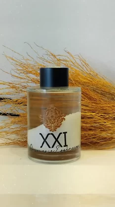 Entre os itens disponíveis no XXI Aromas: Difusores de ambiente, Home sprays, Água de lençóis, Óleos essenciais, Essências concentradas, Sabonetes líquidos, Hidratantes corporais, Velas perfumadas, Body splash e Perfumes.