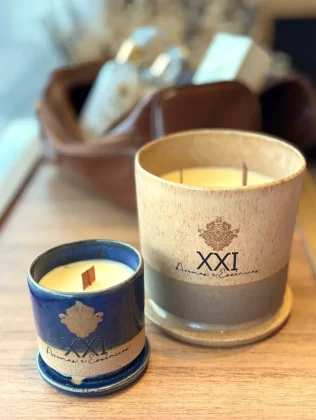 Entre os itens disponíveis no XXI Aromas: Difusores de ambiente, Home sprays, Água de lençóis, Óleos essenciais, Essências concentradas, Sabonetes líquidos, Hidratantes corporais, Velas perfumadas, Body splash e Perfumes.