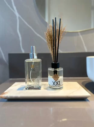 Entre os itens disponíveis no XXI Aromas: Difusores de ambiente, Home sprays, Água de lençóis, Óleos essenciais, Essências concentradas, Sabonetes líquidos, Hidratantes corporais, Velas perfumadas, Body splash e Perfumes.