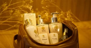 Entre os itens disponíveis no XXI Aromas: Difusores de ambiente, Home sprays, Água de lençóis, Óleos essenciais, Essências concentradas, Sabonetes líquidos, Hidratantes corporais, Velas perfumadas, Body splash e Perfumes.