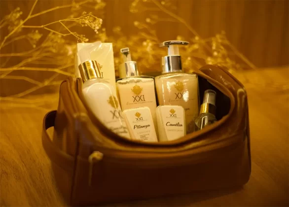 Entre os itens disponíveis no XXI Aromas: Difusores de ambiente, Home sprays, Água de lençóis, Óleos essenciais, Essências concentradas, Sabonetes líquidos, Hidratantes corporais, Velas perfumadas, Body splash e Perfumes.