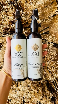 Entre os itens disponíveis no XXI Aromas: Difusores de ambiente, Home sprays, Água de lençóis, Óleos essenciais, Essências concentradas, Sabonetes líquidos, Hidratantes corporais, Velas perfumadas, Body splash e Perfumes.