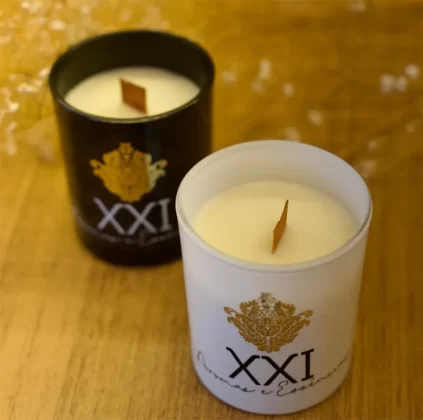 Entre os itens disponíveis no XXI Aromas: Difusores de ambiente, Home sprays, Água de lençóis, Óleos essenciais, Essências concentradas, Sabonetes líquidos, Hidratantes corporais, Velas perfumadas, Body splash e Perfumes.
