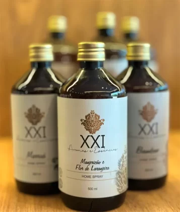 Entre os itens disponíveis no XXI Aromas: Difusores de ambiente, Home sprays, Água de lençóis, Óleos essenciais, Essências concentradas, Sabonetes líquidos, Hidratantes corporais, Velas perfumadas, Body splash e Perfumes.