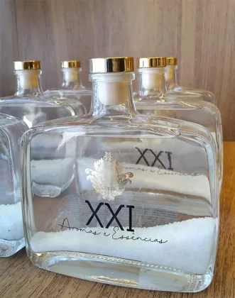 Entre os itens disponíveis no XXI Aromas: Difusores de ambiente, Home sprays, Água de lençóis, Óleos essenciais, Essências concentradas, Sabonetes líquidos, Hidratantes corporais, Velas perfumadas, Body splash e Perfumes.