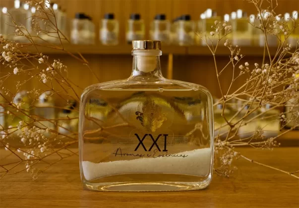 Entre os itens disponíveis no XXI Aromas: Difusores de ambiente, Home sprays, Água de lençóis, Óleos essenciais, Essências concentradas, Sabonetes líquidos, Hidratantes corporais, Velas perfumadas, Body splash e Perfumes.