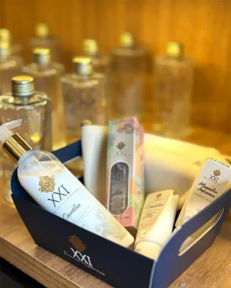 Entre os itens disponíveis no XXI Aromas: Difusores de ambiente, Home sprays, Água de lençóis, Óleos essenciais, Essências concentradas, Sabonetes líquidos, Hidratantes corporais, Velas perfumadas, Body splash e Perfumes.