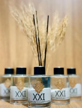 Entre os itens disponíveis no XXI Aromas: Difusores de ambiente, Home sprays, Água de lençóis, Óleos essenciais, Essências concentradas, Sabonetes líquidos, Hidratantes corporais, Velas perfumadas, Body splash e Perfumes.