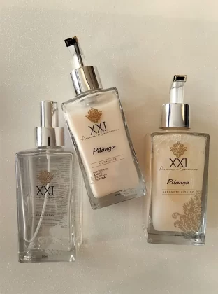 Entre os itens disponíveis no XXI Aromas: Difusores de ambiente, Home sprays, Água de lençóis, Óleos essenciais, Essências concentradas, Sabonetes líquidos, Hidratantes corporais, Velas perfumadas, Body splash e Perfumes.