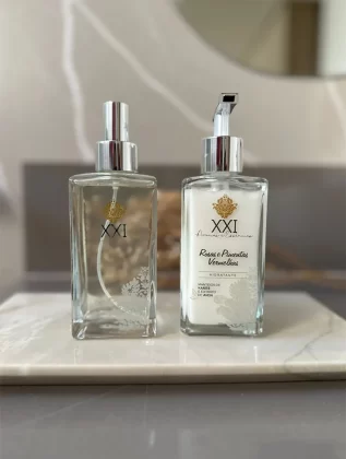 Entre os itens disponíveis no XXI Aromas: Difusores de ambiente, Home sprays, Água de lençóis, Óleos essenciais, Essências concentradas, Sabonetes líquidos, Hidratantes corporais, Velas perfumadas, Body splash e Perfumes.