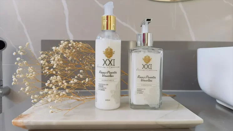Entre os itens disponíveis no XXI Aromas: Difusores de ambiente, Home sprays, Água de lençóis, Óleos essenciais, Essências concentradas, Sabonetes líquidos, Hidratantes corporais, Velas perfumadas, Body splash e Perfumes.