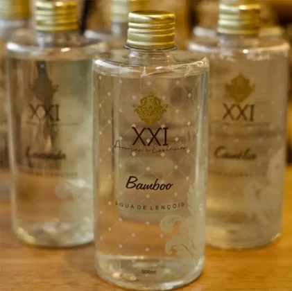 Entre os itens disponíveis no XXI Aromas: Difusores de ambiente, Home sprays, Água de lençóis, Óleos essenciais, Essências concentradas, Sabonetes líquidos, Hidratantes corporais, Velas perfumadas, Body splash e Perfumes.