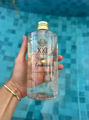 Entre os itens disponíveis no XXI Aromas: Difusores de ambiente, Home sprays, Água de lençóis, Óleos essenciais, Essências concentradas, Sabonetes líquidos, Hidratantes corporais, Velas perfumadas, Body splash e Perfumes.
