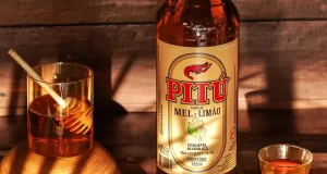 Além das latas de 350 ml, a Pitú também oferece versões em garrafas de vidro com 965 ml.