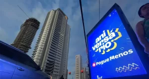 Um dos destaques da campanha é a ação de OOH na capital cearense, realizada em parceria com a Eletromidia Ceará e a Urbmídia.