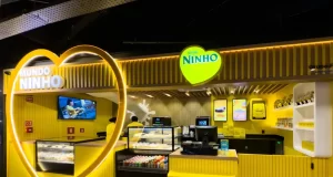 Nova experiência da Nestlé no varejo aposta na força do afeto e no alto fluxo do terminal para promover a conexão emocional com o público.