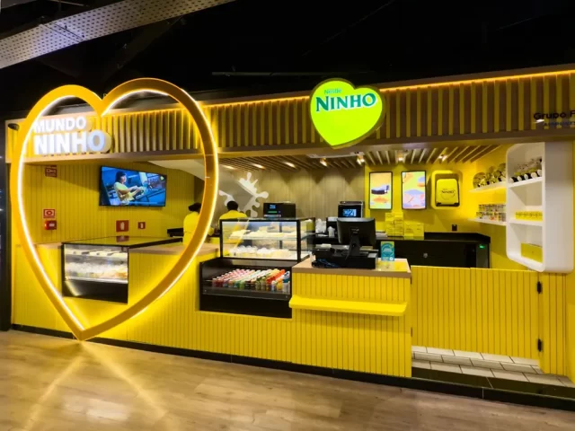 Nova experiência da Nestlé no varejo aposta na força do afeto e no alto fluxo do terminal para promover a conexão emocional com o público.
