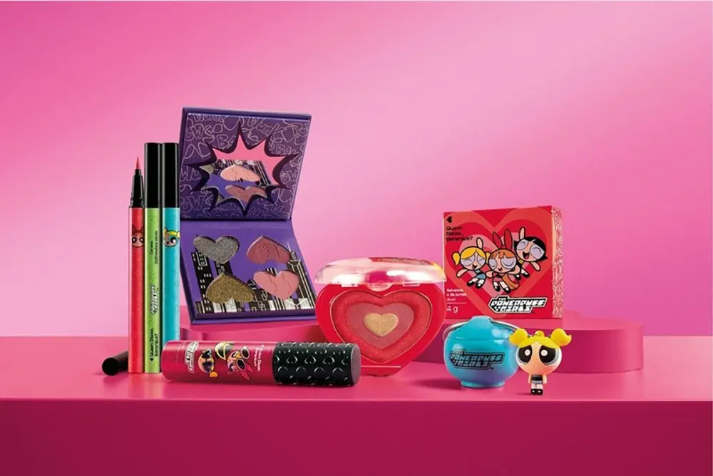 Make, skincare e acessórios inspirados nas heroínas e vilões da série animada.