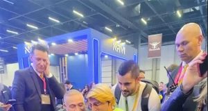 Personagem virou fenômeno nas redes sociais e se destaca ao unir humor, crítica social e espiritualidade. Criador participou de painel com influenciadores do mercado financeiro.
