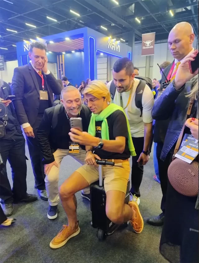 Personagem virou fenômeno nas redes sociais e se destaca ao unir humor, crítica social e espiritualidade. Criador participou de painel com influenciadores do mercado financeiro.
