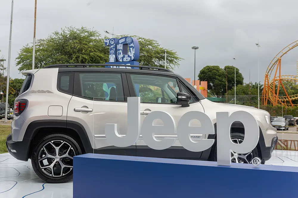 Estande da Stellantis destaca os 10 anos do Polo Automotivo de Goiana e exibe o Renegade Sahara, além de coleção sustentável criada com a startup Roda.