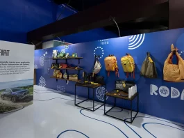 Estande da Stellantis destaca os 10 anos do Polo Automotivo de Goiana e exibe o Renegade Sahara, além de coleção sustentável criada com a startup Roda.