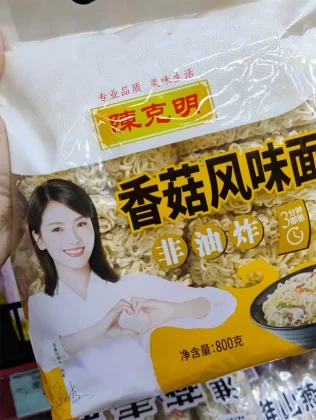 Pelas ruas do bairro, é possível experimentar o melhor da culinária japonesa e de outras culturas asiáticas.