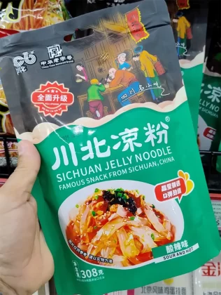 Pelas ruas do bairro, é possível experimentar o melhor da culinária japonesa e de outras culturas asiáticas.