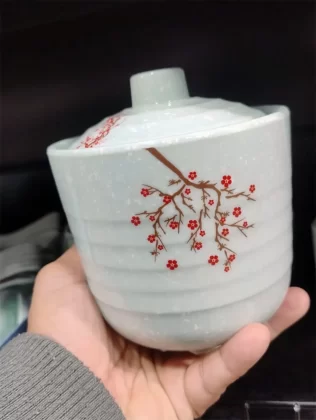 Pelas ruas do bairro, é possível experimentar o melhor da culinária japonesa e de outras culturas asiáticas.