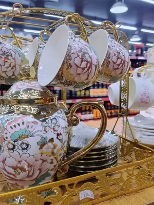 Pelas ruas do bairro, é possível experimentar o melhor da culinária japonesa e de outras culturas asiáticas.