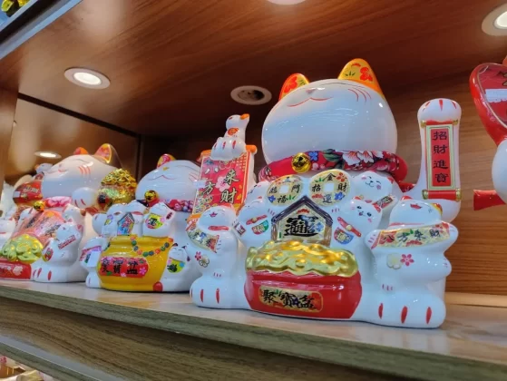 Pelas ruas do bairro, é possível experimentar o melhor da culinária japonesa e de outras culturas asiáticas.