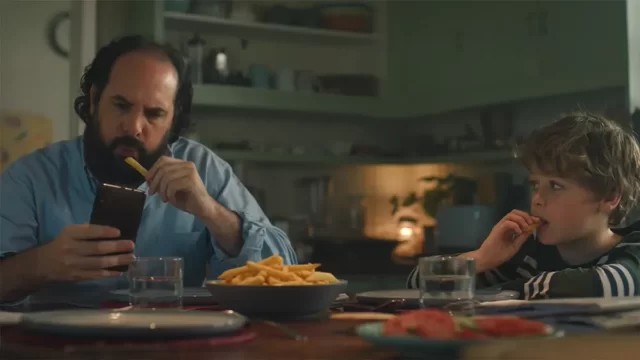 Filme criado na França ganha versão brasileira e reforça o propósito da marca de unir pessoas à mesa.