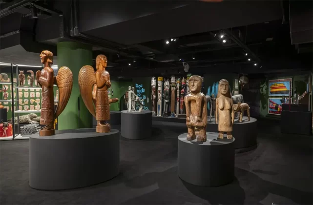 Alguns mestres são homenageados com salas próprias, como Nino (CE), Zé do Chalé (SE) e Mestre Cunha (PE). Destaque também para trabalhos de Mestre Vitalino (PE), Ana das Carrancas (PE), Nhô Caboclo (PE), Oziel (PB), entre outros.