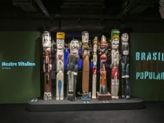 Farol Santander recebe exposição inspirada na identidade da cultura popular nordestina Alguns mestres são homenageados com salas próprias, como Nino (CE), Zé do Chalé (SE) e Mestre Cunha (PE). Destaque também para trabalhos de Mestre Vitalino (PE), Ana das Carrancas (PE), Nhô Caboclo (PE), Oziel (PB), entre outros.