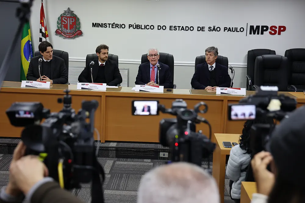 Mandados de prisão e busca em andamento.