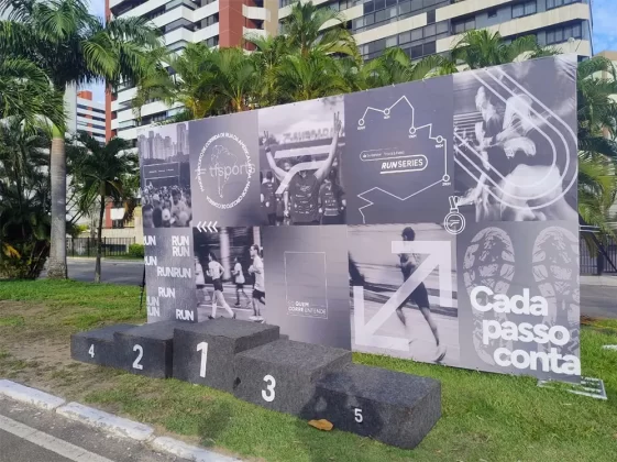 O evento contou com a participação da cantora Maysa Reis, referência musical na região, que apresentou um repertório eclético e animou os corredores com muita energia.